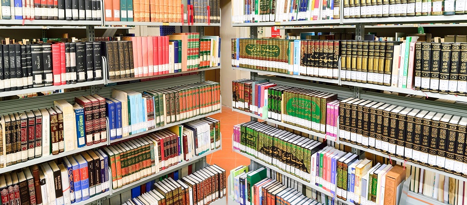 La biblioteca, specializzata in cultura araba-islamica, è il cuore pulsante del PISAI