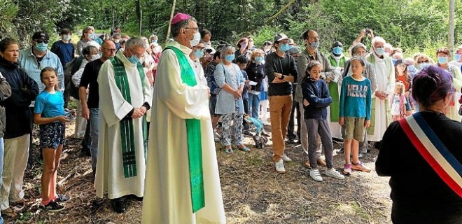 The traditional Islamic-Christian pilgrimage Pardon des Sept-Saints was held in Le Vieux-Marché, in French Brittany, from 25 to 26 July 2020.
