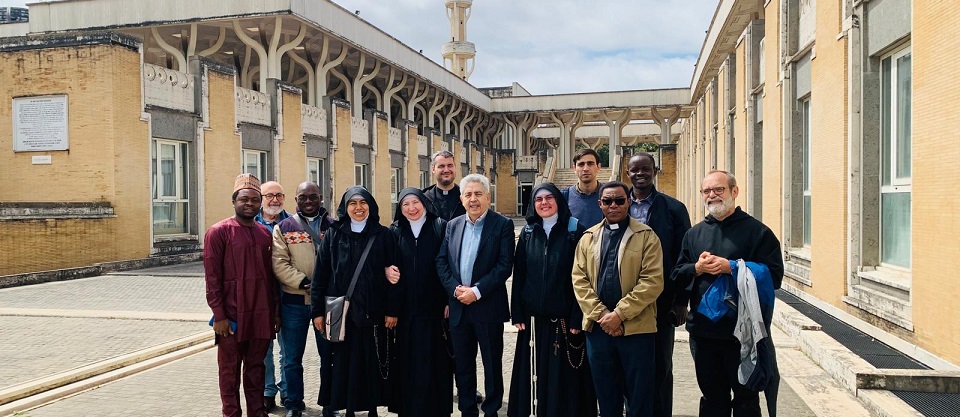 Sabato 20 aprile 2024, un gruppo di docenti e studenti del PISAI ha visitato il Centro Islamico Culturale d’Italia - Grande Moschea di Roma accompagnati da Martin Awaana Wullobayi e accolti da Abdellah Redouane