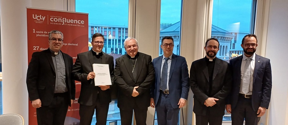 Lunedì 17 marzo 2025 Romain Louge, già studente del PISAI, ha difeso la sua tesi dottorale dal titolo ‘L’apologétique arabe chrétienne à l’épreuve du kalām naissant’, presso l’Université Catholique de Lyon (UCLy)