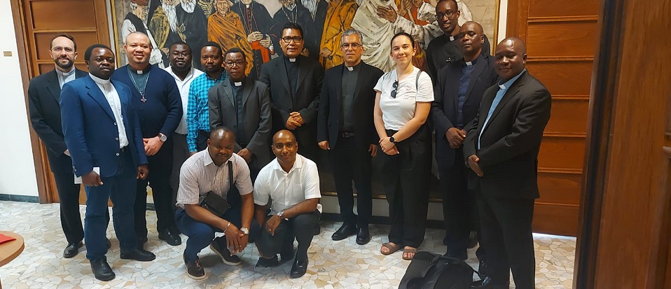 Markus Solo Kewuta, SVD, è stato insignito dalla Catholic Journalists Association (PWKI) indonesiana del premio Terimakasihku Kepadamu (My Gratitude to You).